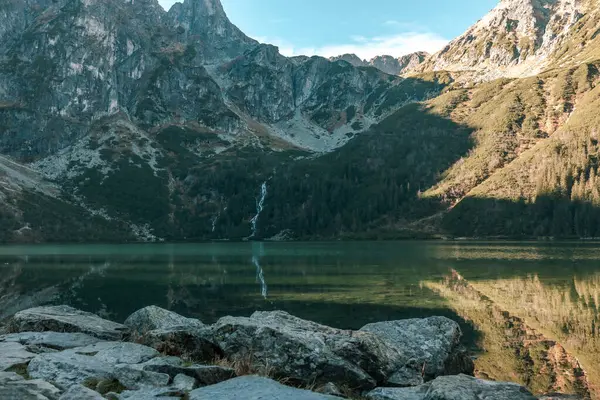 Polonya 'daki Tatra Ulusal Parkı. Ünlü dağlar Morskie Oko Gölü veya High Tatras 'taki Sea Eye Gölü. Beş Göl Vadisi. Yüksek kalite fotoğraf