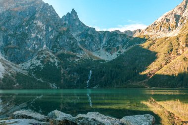 Polonya 'daki Tatra Ulusal Parkı. Ünlü dağlar Morskie Oko Gölü veya High Tatras 'taki Sea Eye Gölü. Beş Göl Vadisi. Yüksek kalite fotoğraf