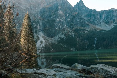 Polonya 'daki Tatra Ulusal Parkı. Ünlü dağlar Morskie Oko Gölü veya High Tatras 'taki Sea Eye Gölü. Beş Göl Vadisi. Yüksek kalite fotoğraf