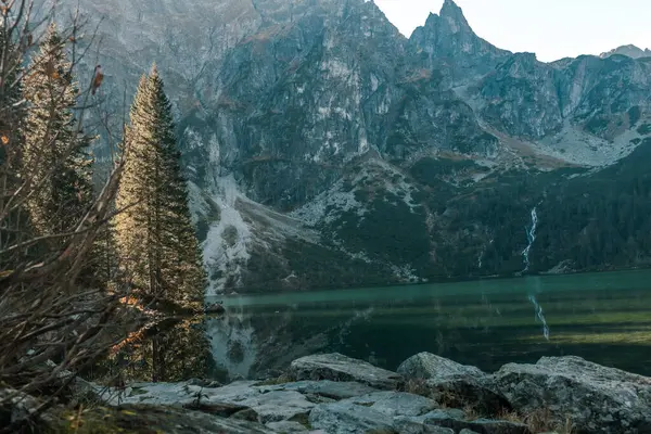 Polonya 'daki Tatra Ulusal Parkı. Ünlü dağlar Morskie Oko Gölü veya High Tatras 'taki Sea Eye Gölü. Beş Göl Vadisi. Yüksek kalite fotoğraf