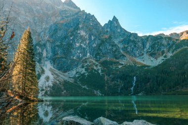 Polonya 'daki Tatra Ulusal Parkı. Ünlü dağlar Morskie Oko Gölü veya High Tatras 'taki Sea Eye Gölü. Beş Göl Vadisi. Yüksek kalite fotoğraf