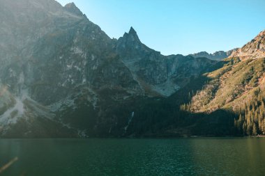 Polonya 'daki Tatra Ulusal Parkı. Ünlü dağlar Morskie Oko Gölü veya High Tatras 'taki Sea Eye Gölü. Beş Göl Vadisi. Yüksek kalite fotoğraf
