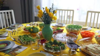 Paskalya kahvaltısı için Polonya 'dan geleneksel tabaklar, evdeki yemek odasındaki masada yatıyor. Yüksek kaliteli FullHD görüntüler