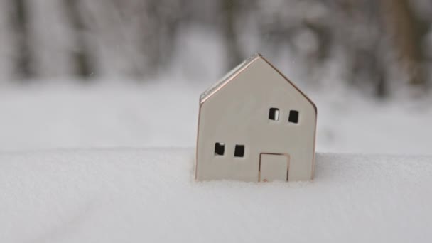 Kleines Keramikhaus Winter Freien Ein Schneebedecktes Vogelhaus Winterwald Winter Hintergrund — Stockvideo