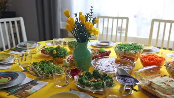Traditionele Gerechten Uit Polen Voor Pasen Ontbijt Liggend Tafel Eetkamer — Stockvideo