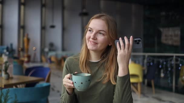 Портрет Блондинки Помощью Распознавания Голоса Телефона Сидящей Модном Уютном Кафе — стоковое видео