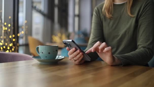 Boldog Gyönyörű Lány Használja Mobiltelefon Miközben Kávézóban Kávézik Fiatal Gyönyörű — Stock videók