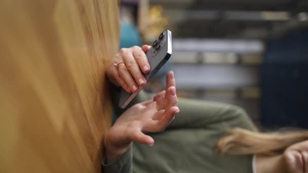 Крупным Планом Симпатичной Студентки Пользовался Мобильный Телефон Женщина Держит Смс — стоковое видео