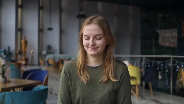 Porträtt Glad Ung Blond Tals Kvinna Njuter Kopp Kaffe Stil — Stockvideo