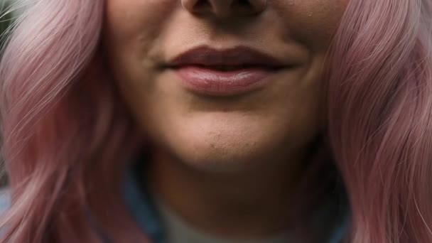 Αισθησιακή Γυναίκα Δαγκώνει Και Γλείφει Παχουλά Χείλη Κοντινό Πλάνο Νεαρή — Αρχείο Βίντεο