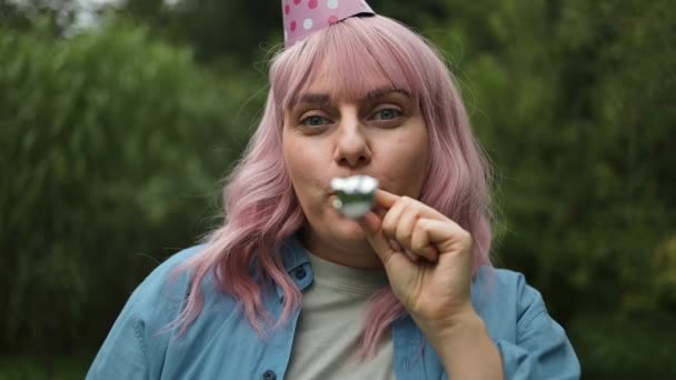 Portret Zabawnej Kobiety Różowych Włosach Kapeluszu Urodzinowym Świeżym Powietrzu Specjalne — Wideo stockowe