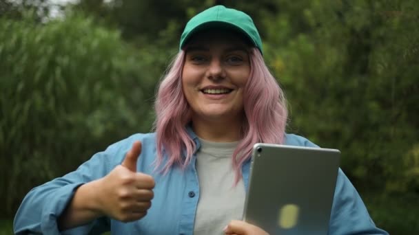 Mądra Rolnik Różowy Rolnik Kobieta Agronomist Tabletem Uśmiecha Się Kamery — Wideo stockowe