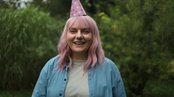 Jovem Mulher Cabelo Rosa Sorridente Desgaste Casual Elegante Comemorando Aniversário — Vídeo de Stock