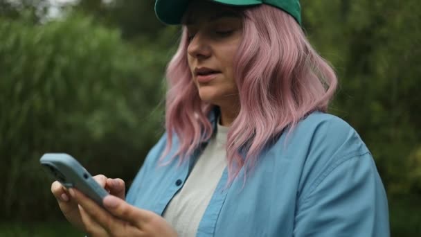 Letnia Kobieta Korzystająca Smartfona Świeżym Powietrzu Mieście Podwórku Wyszukiwanie Lub — Wideo stockowe
