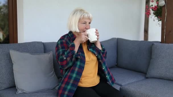 Närbild Porträtt Leende Äldre Tals Kvinna Dricka Varmt Vilar Utomhus — Stockvideo