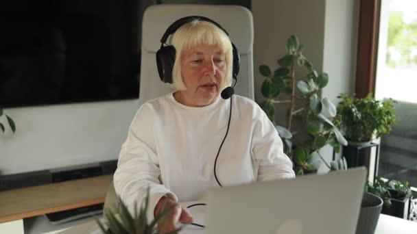 Portrait Attractive Influencer 60S Woman Wearing Headphones Smile Using Laptop — Stock Video