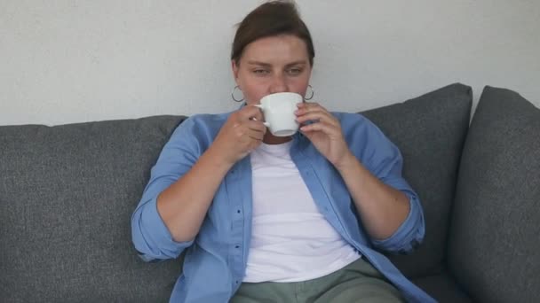 Yaşlardaki Güzel Bir Kadının Portresi Mutludur Sabah Evde Kahve Içmekten — Stok video