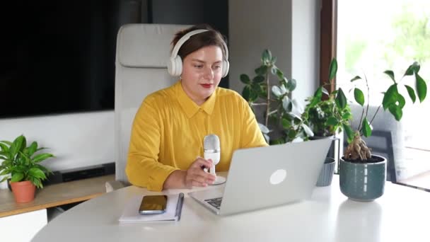 Retrato Estudante Influenciador Atraente Usando Fones Ouvido Sorriso Usando Laptop — Vídeo de Stock