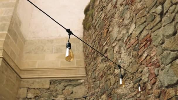 Accogliente Appeso Lampadine Vintage Contro Muro Mattoni Rustico Dando Fuori — Video Stock