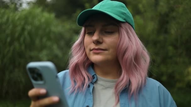 Kobieta Ręce Pomocą Smartfona Zewnątrz Miasta Podwórku Wyszukiwanie Lub Koncepcja — Wideo stockowe