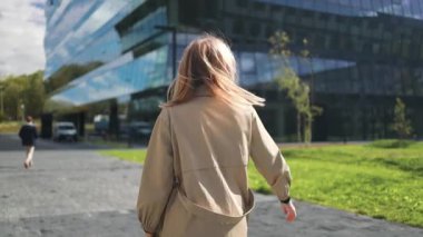 Şehir sokaklarında dans eden beyaz bir kadın eğleniyor ve eğleniyor. Modern yaşam tarzı, arkadaşlık ve mutluluk kavramı. Yüksek kaliteli FullHD görüntüler