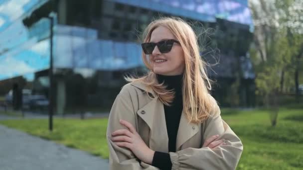 Retrato Cerca Una Hermosa Chica Sonriente Con Gafas Sol Mirando — Vídeos de Stock