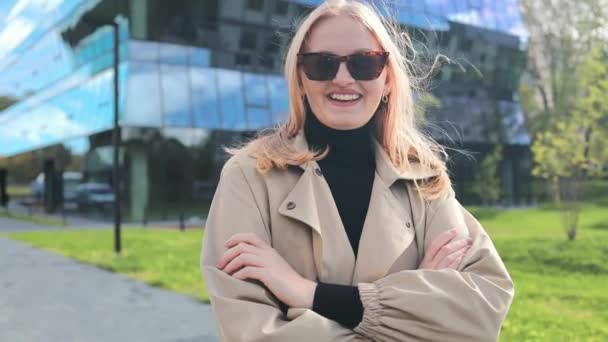 Güneş Gözlüklü Gülümseyen Beyaz Kadın Portresi Dışarıda Kameraya Bakıyor Mutlu — Stok video