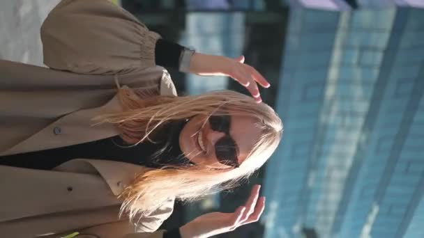 Młoda Biała Kobieta Chodząca Ulicą Uśmiechnięta Kamery Pobliżu Nowoczesnego Biura — Wideo stockowe