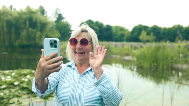 Старша Красива Кавказька Жінка Посміхається Впевнено Маючи Відеодзвінок Відкритому Повітрі — стокове відео