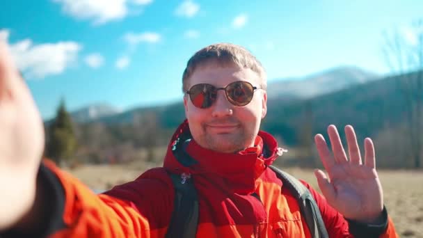 Kaukaski Mężczyzna Podróżnik Pomocą Telefonu Komórkowego Robi Selfie Podczas Samotnej — Wideo stockowe