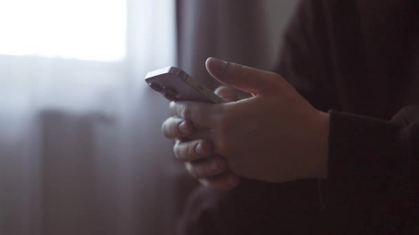 Modern Tasarım Dizaynında Koltukta Otururken Akıllı Telefon Kullanan Erkek Elleri — Stok video