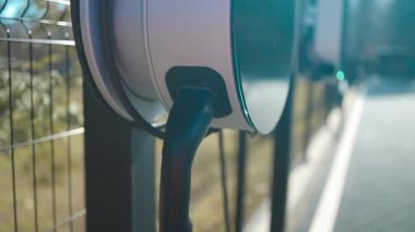 Parkta araba şarj etmek için tasarlanmış hızlı elektrikli araç şarjları. Arabalar için elektrik şarj istasyonları. Gelişen çevresel yeşil teknoloji kavramı. Yüksek kaliteli FullHD görüntüler