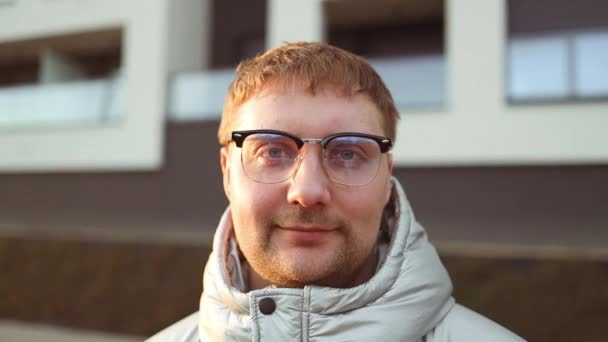 Porträtt Ung Leende Snygg Kille Glasögon Tittar Kameran Och Ler — Stockvideo