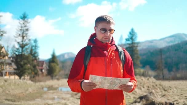 Kayıp Bir Sporcunun Elinde Harita Tutarken Bir Dağın Tepesinden Manzarayı — Stok video
