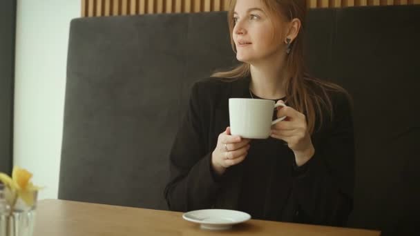 Kaukasische Geschäftsfrau Sitzt Fenster Und Trinkt Kaffee Latte Während Sie — Stockvideo