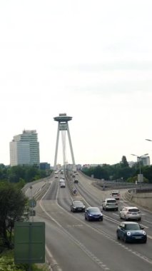 Şehir otobanında yüksek hızlı şehir trafiği. Otoyoldaki araba farları bulanık bir efektle çekilir. Yüksek kalite 4k görüntü