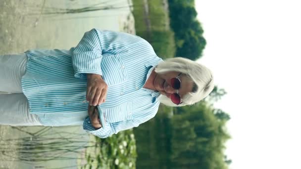 Glad Äldre Aktiv Kvinna Offentlig Park Tittar Smartphone Teknik Som — Stockvideo