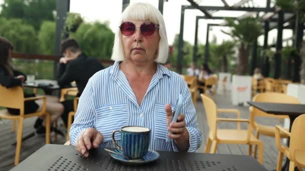 Senior Belle Femme Caucasienne Des Années Souriant Avec Confiance Tout — Video