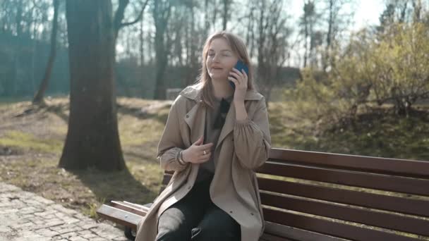 Piękna Młoda Kobieta Korzystać Telefon Spacery Słońcu Spacery Dół Centralnej — Wideo stockowe