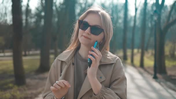 Lycklig Kvinna Telefon Park Som Sitter Bänk Porträtt Vacker Ung — Stockvideo