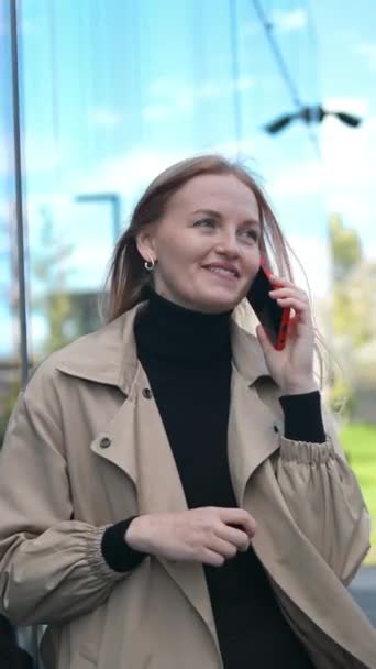 Bizneswoman Telefonem Pobliżu Biura Portret Pięknej Uśmiechniętej Kobiety Ubraniu Biura — Wideo stockowe