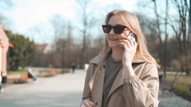 Piękna Młoda Kobieta Korzystać Telefon Spacery Słońcu Spacery Dół Centralnej — Wideo stockowe