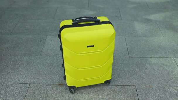 时尚塑料行李箱站在机场 黄色旅行袋在候机楼等着 交通和旅行 优质Fullhd影片 — 图库视频影像