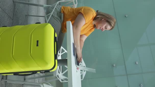 Unge Kaukasiske Kvinnelige Passasjer Stilige Uformelle Klær Sitter Har Trening – stockvideo