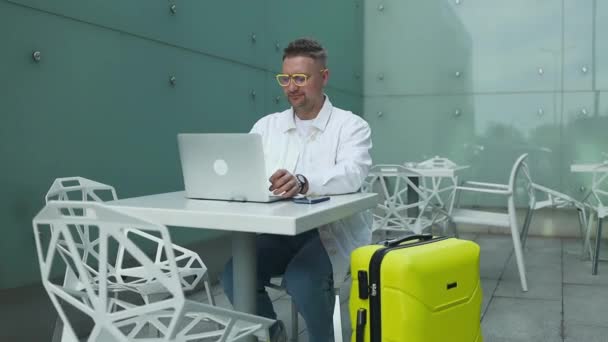 Seyahat Yaşlarda Beyaz Bir Adam Dizüstü Bilgisayarda Çalışıyor Terminalde Pansiyonda — Stok video