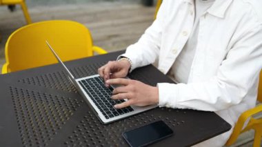 Yakışıklı beyaz üniversiteli çocuk dizüstü bilgisayar kullanarak uzaktan eğitim semineri, uzaktan üniversite webinarı ya da açık havada sanal sınıf toplantısı yapıyor.