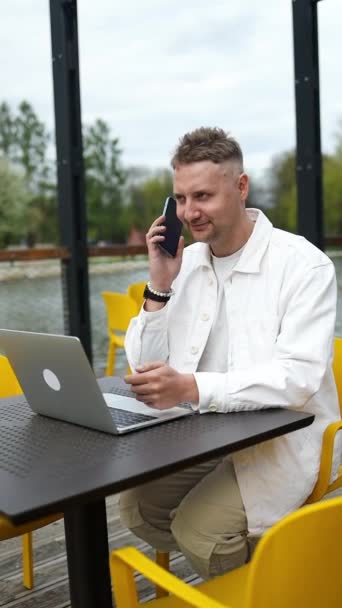 Homem Barbudo Europeu Feliz Falando Telefone Livre Empreendedor Sexo Masculino — Vídeo de Stock