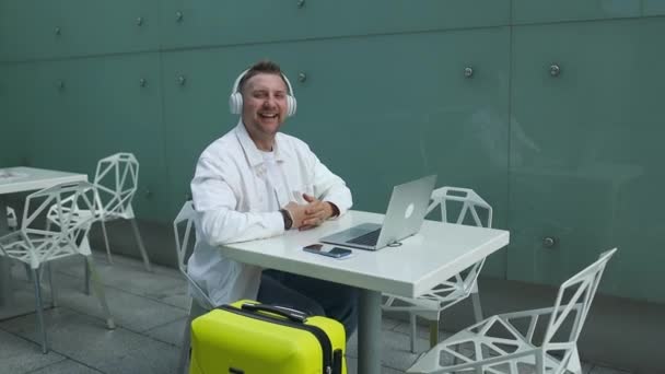 Glad Glad Kaukasiska Talet Man Sitter Flygplatsen Terminal Med Bärbar — Stockvideo
