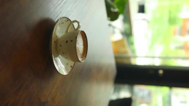 Kapuçino ya da köpüklü latte, kahve dükkanındaki beyaz kahve fincanı. Kafe ve bar, barista sanat konsepti. Yüksek kaliteli FullHD görüntüler