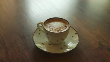 Kapuçino ya da köpüklü latte, kahve dükkanındaki beyaz kahve fincanı. Kafe ve bar, barista sanat konsepti. Yüksek kaliteli FullHD görüntüler